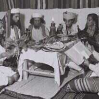 יהודי מדבר חצרמוות חוגגים בתל־אביב את ליל הסדר כפי שנהגו לחגוג אותו בתימן, 1946. | זולטן קלוגר, לע"מ