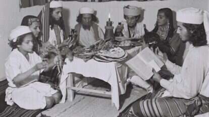 יהודי מדבר חצרמוות חוגגים בתל־אביב את ליל הסדר כפי שנהגו לחגוג אותו בתימן, 1946. | זולטן קלוגר, לע"מ