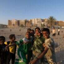 ילדים תימנים מול קו הרקיע של שיבאם. | גטי אימג'ס