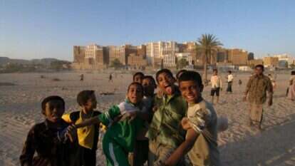 ילדים תימנים מול קו הרקיע של שיבאם. | גטי אימג'ס