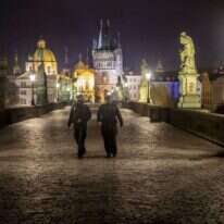 שוטרים בפראג אוכפים את עוצר הלילה, בשבוע שעבר. | EPA