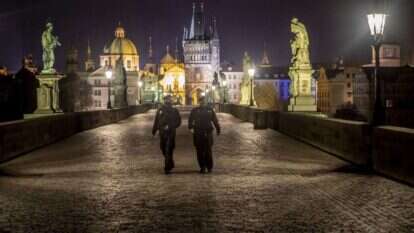 שוטרים בפראג אוכפים את עוצר הלילה, בשבוע שעבר. | EPA