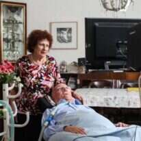 מלמד־כהן עם אשתו אלישבע, בביתם ב־2016. | אבישג שאר־ישוב