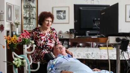 מלמד־כהן עם אשתו אלישבע, בביתם ב־2016. | אבישג שאר־ישוב מלמד־כהן עם אשתו אלישבע, בביתם ב־2016. | אבישג שאר־ישוב