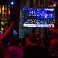 צופים בנאום הניצחון של ביידן. | EPA