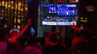 צופים בנאום הניצחון של ביידן. | EPA