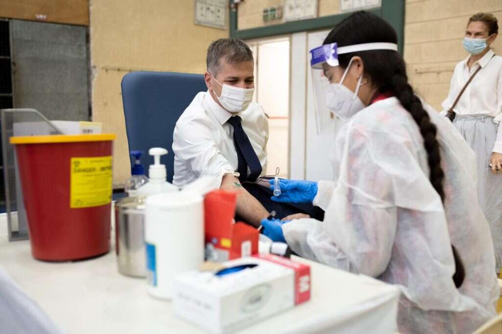 בדיקות גם לצוות ההוראה. | דוברות שיבא