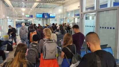 ישראלים בנמל התעופה באתונה, ביום חמישי. | שלומית גולדין הלוי