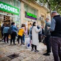 תורי ענק מחוץ לחנויות רחוב בירושלים, אתמול. | אורן בן-חקון