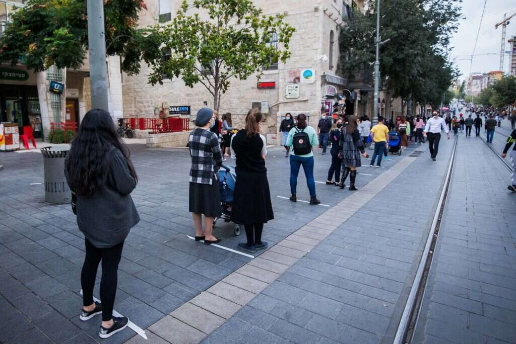 תורי ענק מחוץ לחנויות רחוב בירושלים, אתמול. | אורן בן-חקון