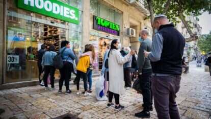 תורי ענק מחוץ לחנויות רחוב בירושלים, אתמול. | אורן בן-חקון