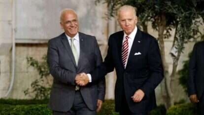 ג'ו ביידן וסאיב עריקאת ב-2016. | AFP ג'ו ביידן וסאיב עריקאת ב-2016. | AFP