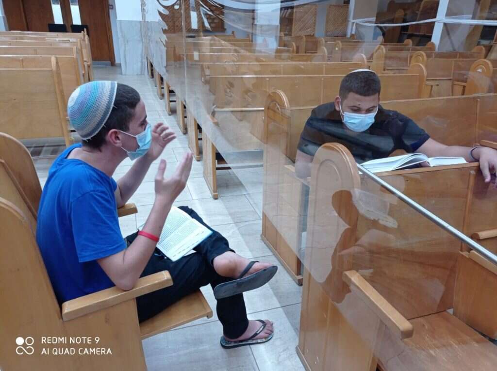 לימוד מאחורי המחיצה בישיבת בני עקיבא אור עציון