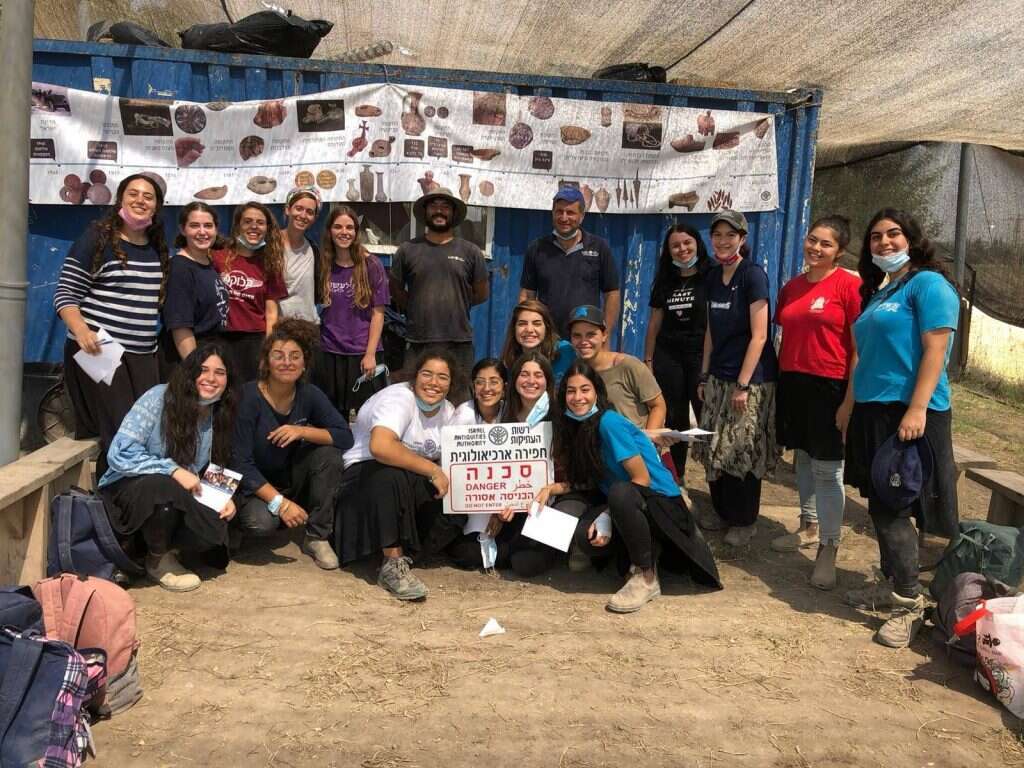 מתגעגעות ללמד בכיתה. המורה אורטל ברוך עם תלמידותיה בימים שלפני הקורונה