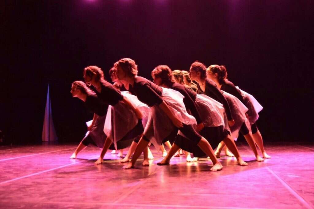 גם שיעורי הריקוד עברו לזום. בנות מגמת מחול באולפנת בני עקיבא "שירת הים"