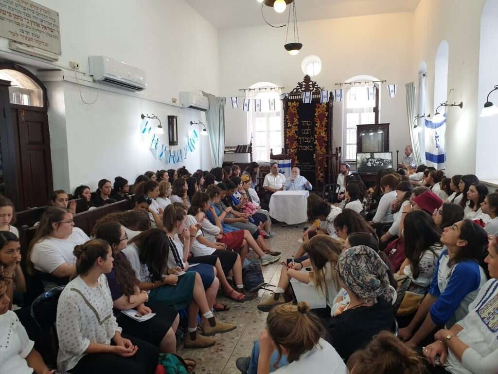 מדברות אקטואליה. בנות התוכנית במפגש עם הרב דרוקמן