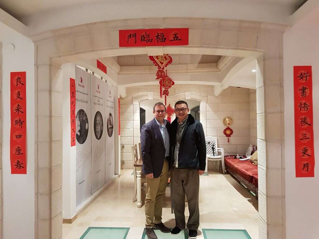 שיחה על תרבות סינית וישראלית, יוזמה וחדשנות וסוגיה תלמודית. ג'יימס צ'ן ושמואל פאוסט