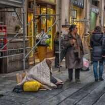 הגיבורה מוצאת את עצמה בעיר התחתית, "נאפולי של מטה". נאפולי, 2018. | שאטרסטוק