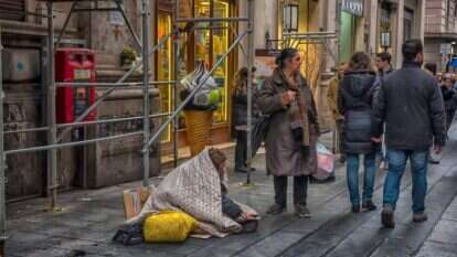 הגיבורה מוצאת את עצמה בעיר התחתית, "נאפולי של מטה". נאפולי, 2018. | שאטרסטוק