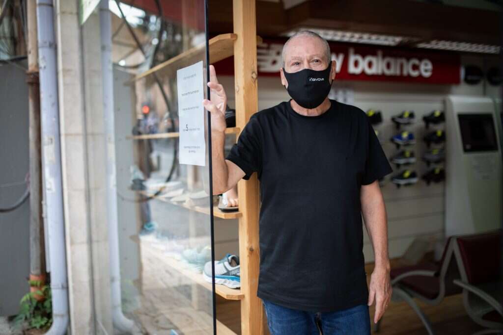 קלוד גנור, בעל חנות "ספורט הבירה". | הדס פרוש, פלאש 90 קלוד גנור, בעל חנות "ספורט הבירה". | הדס פרוש, פלאש 90