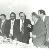 שר הפנים יוסף בורג ז"ל בביקור בישיבת "אהלשלמה" בבאר־שבע, שנות ה־ 70. שלישי משמאל: הרב סילברט ז"ל. | באדיבות משפחת סילברט