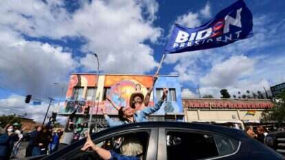 תומכי ביידן בלוס־אנג'לס חוגגים את ניצחונו. | AFP