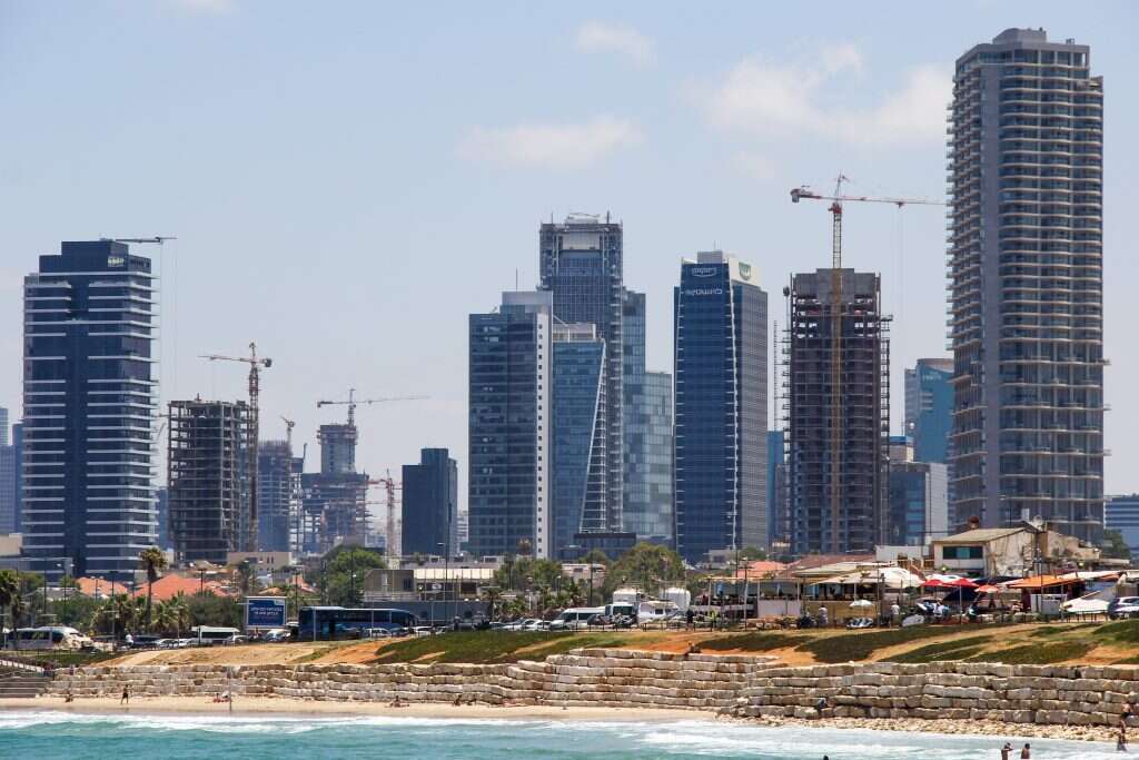 "'לא תבנה בית' זו שפה מטעה. אנחנו לא מבקשים למנוע פיתוח". מגדלי תל־אביב, 2015. | מתיו הכטר, פלאש 90