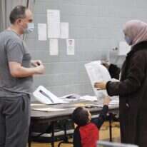 לקראת הבחירות התעצם הקשר בין הקהילה המוסלמית בארה"ב למפלגה הדמוקרטית. מצביעה במיניסוטה, בשבוע שעבר. | EPA