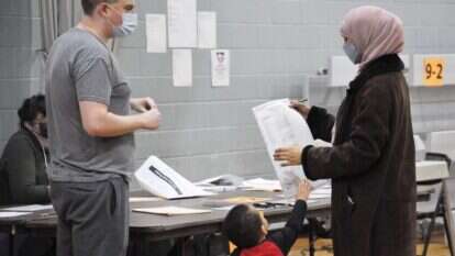 לקראת הבחירות התעצם הקשר בין הקהילה המוסלמית בארה"ב למפלגה הדמוקרטית. מצביעה במיניסוטה, בשבוע שעבר. | EPA לקראת הבחירות התעצם הקשר בין הקהילה המוסלמית בארה"ב למפלגה הדמוקרטית. מצביעה במיניסוטה, בשבוע שעבר. | EPA