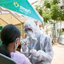 בדיקת קורונה במתחם קופ"ח לאומית באשדוד. למצולמים אין קשר לכתבה. | לירון מולדובן