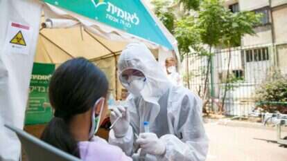 בדיקת קורונה במתחם קופ"ח לאומית באשדוד. למצולמים אין קשר לכתבה. | לירון מולדובן