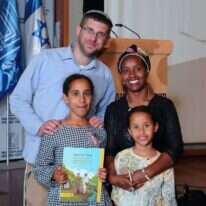 רותי ויוסי טורצקי עם שתיים מבנותיהם. | באדיבות משפחת טורצקי