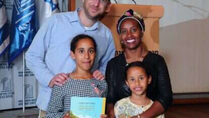 רותי ויוסי טורצקי עם שתיים מבנותיהם. | באדיבות משפחת טורצקי רותי ויוסי טורצקי עם שתיים מבנותיהם. | באדיבות משפחת טורצקי