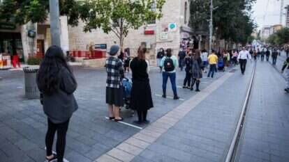 בסך הכול ממושמעים. תור לחנות במדרחוב ירושלים, בשבוע שעבר. | אורן בן חקון