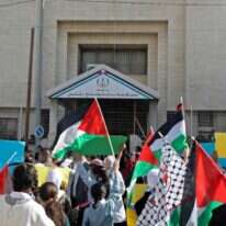 מפגינים פלסטינים מחוץ לבית משפט בשכם, שם החלה תביעת נזיקין נגד בריטניה על הצהרת בלפור. | AFP