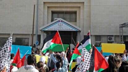 מפגינים פלסטינים מחוץ לבית משפט בשכם, שם החלה תביעת נזיקין נגד בריטניה על הצהרת בלפור. | AFP