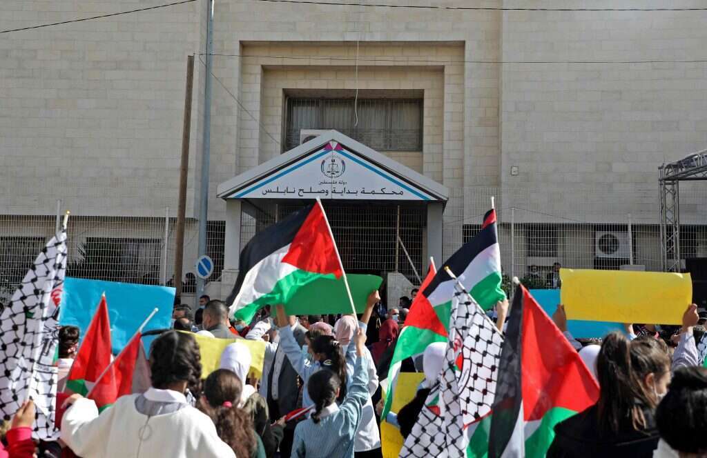 מפגינים פלסטינים מחוץ לבית משפט בשכם, שם החלה תביעת נזיקין נגד בריטניה על הצהרת בלפור. | AFP