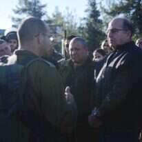 מח"ט עציון, רומן גופמן יחד עם שר הביטחון יעלון והרמטכ"ל אייזנקוט. 20/11/15