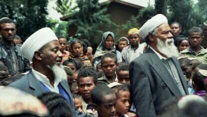 קס הדנה טקויה בביקורו בקהילת הממתינים לעלייה באדיס־אבבה, 1996. | הרב מנחם ולדמן