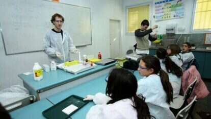 תפקידו של המורה לכוון את תלמידיו לבצע את הקישור בין מה שבתודעתם ובין הרעיון החדש שמוצג בשיעור. שיעור מדעים בביה"ס אורט בגבעת רם, 2018. | משה שי, פלאש 90