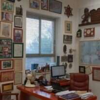 פריטים יהודיים בחדרו של הרב בירנבוים