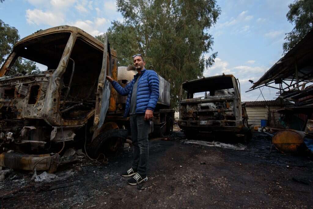 רפי דעדוש ומשאיותיו השרופות סמוך לצומת אגמון החולה, השבוע. | אייל מרגולין, ג'יני