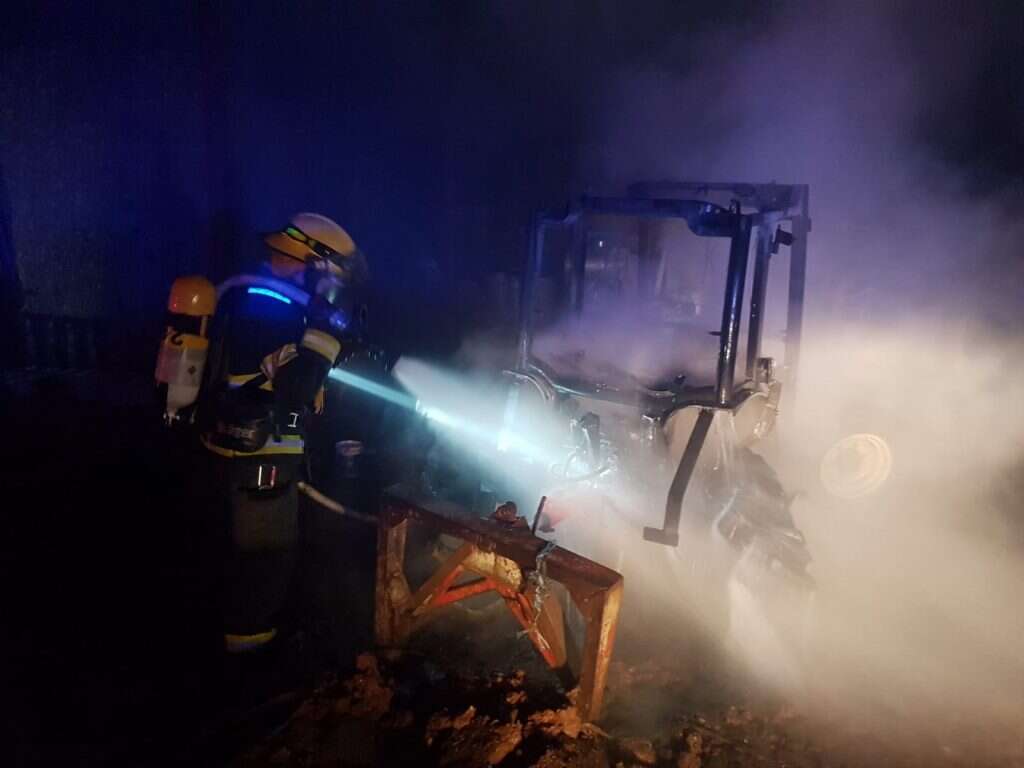 שריפת מתבן וטרקטור באילניה. | תיעוד מבצעי כבאות והצלה לישראל