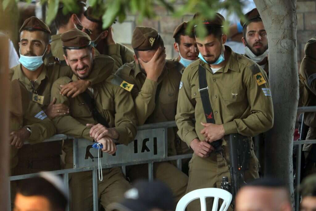 שיחות עיבוד לאחר הטראומה. אחיו לנשק של סמ"ר עמית בן־יגאל ז"ל בהלווייתו, בחודש מאי. | גדעון מרקוביץ'