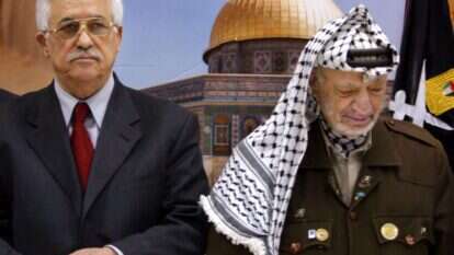 ערפאת (מימין) משפיל את עיניו לאחר השבעת אבו־מאזן לראש ממשלת הרשות הפלסטינית, 2003. | AP