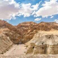 11 מערות הניבו עשרות אלפי קטעי מגילות. קומראן. | שאטרסטוק