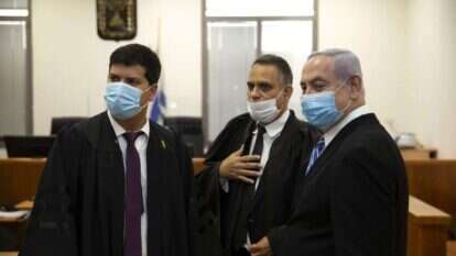 "אף אחד חוץ ממנו לא יכול לעמוד במסכת הלחצים שהוא עבר". פתיחת משפטו של נתניהו. | עמית שאבי "אף אחד חוץ ממנו לא יכול לעמוד במסכת הלחצים שהוא עבר". פתיחת משפטו של נתניהו. | עמית שאבי