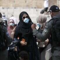 מוסלמים בכניסה להר הבית. | EPA