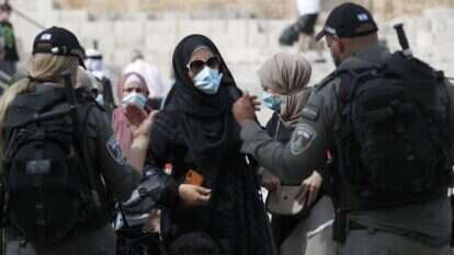 מוסלמים בכניסה להר הבית. | EPA מוסלמים בכניסה להר הבית. | EPA