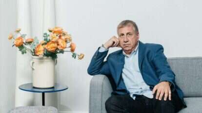 יעקב ברדוגו יכול לדבר בחיבה על ההתיישבות, ואז להטיח בה האשמות יאיר לפידי-ות. | אבישג שאר ישוב